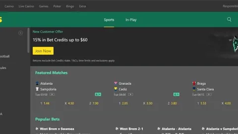 “本赛季西甲巴萨22次射门击中横梁，费兰任意球险些破门。”